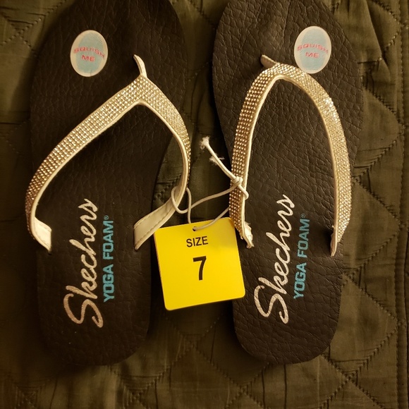 sketchers white flip flops